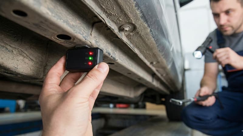 Come-scoprire-un-localizzatore-GPS-sulla-propria-auto