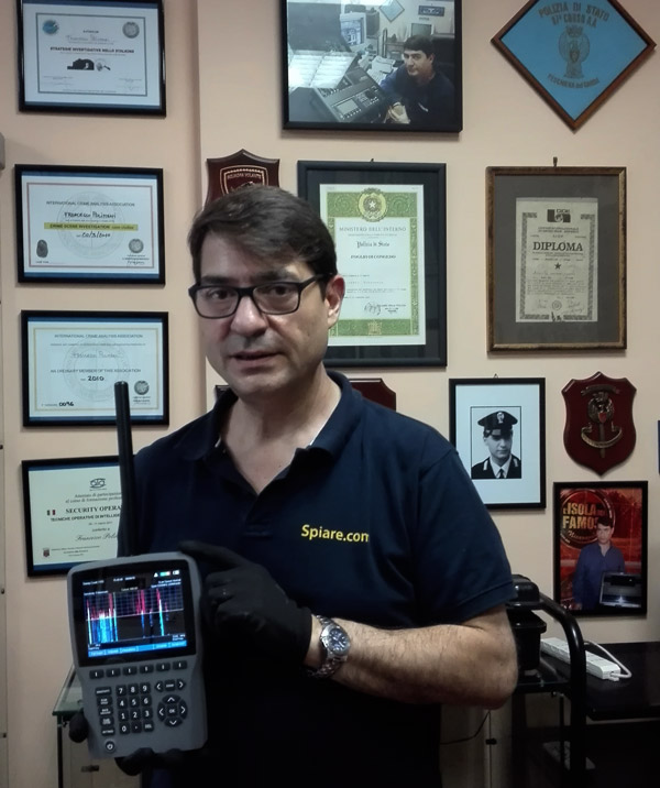 Francesco Polimeni esperto TSCM con strumenti per la bonifica microspie